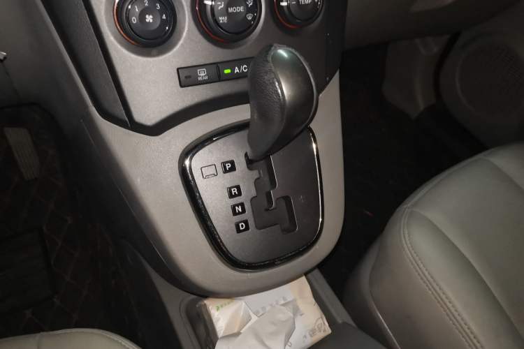 Used Kia 2011 2.0L 7-Seater Automatic Standard Edition Gear Lever