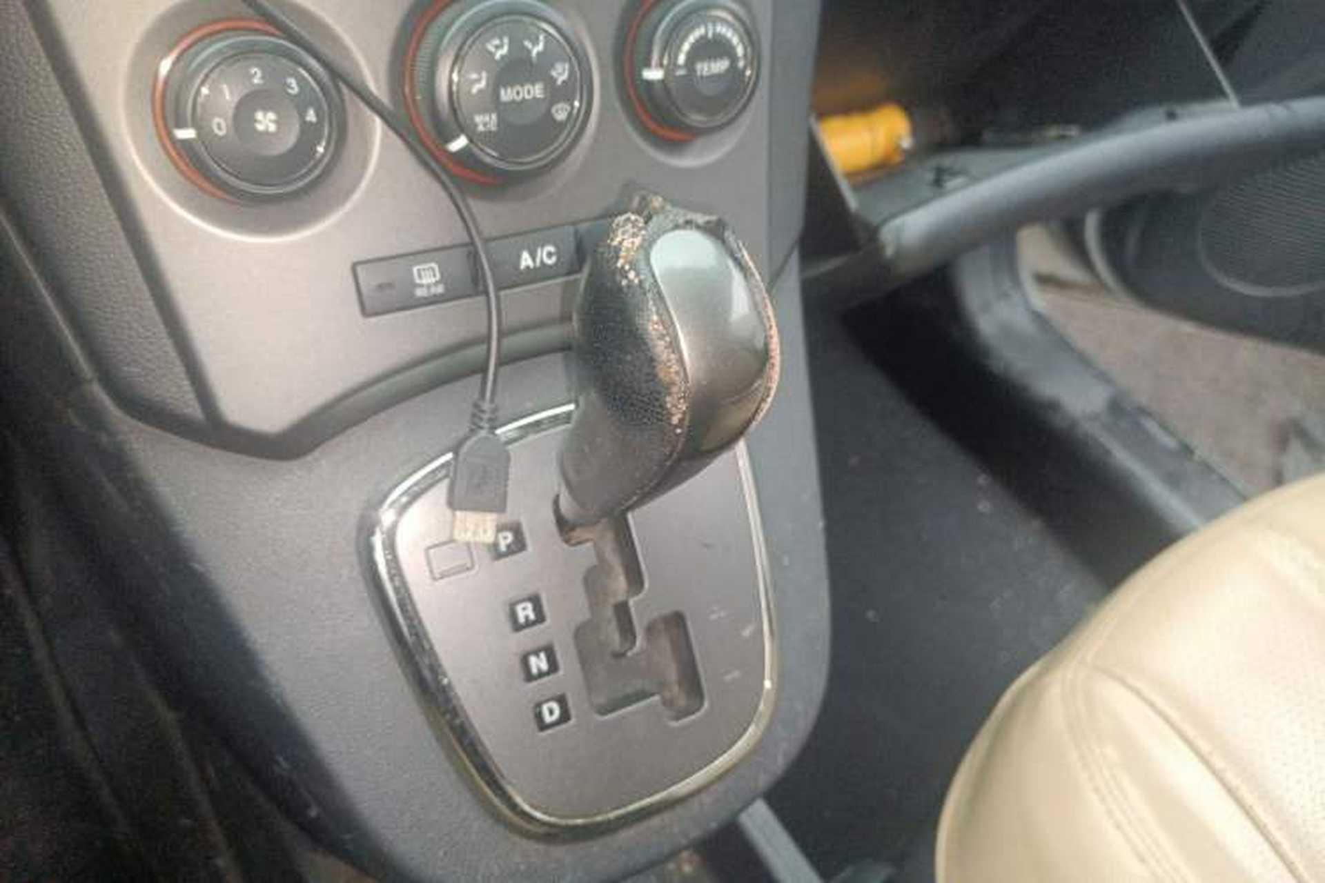 Used Kia 2011 2.0L 7-Seater Automatic Standard Edition Gear Lever