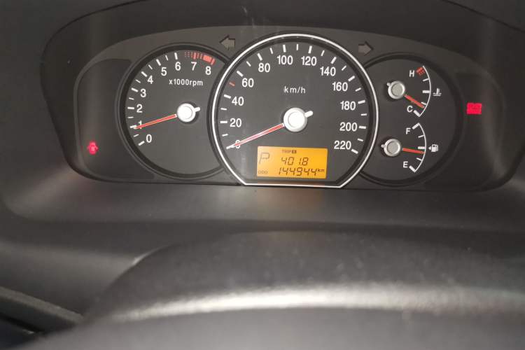 Used Kia 2011 2.0L 7-Seater Automatic Standard Edition Odometer Close Up