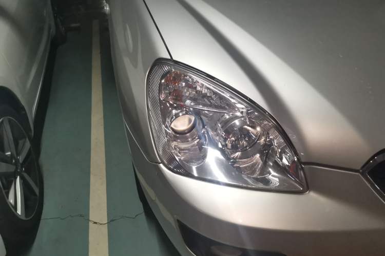Used Kia 2011 2.0L 7-Seater Automatic Standard Edition Right Front Headlight