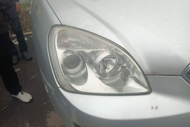 Used Kia 2011 2.0L 7-Seater Automatic Standard Edition Right Front Headlight