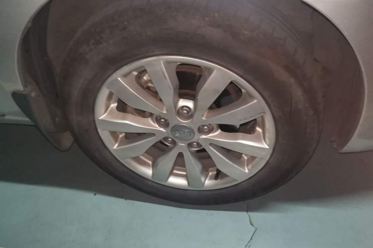 Used Kia 2011 2.0L 7-Seater Automatic Standard Edition Right Front Wheel Hub