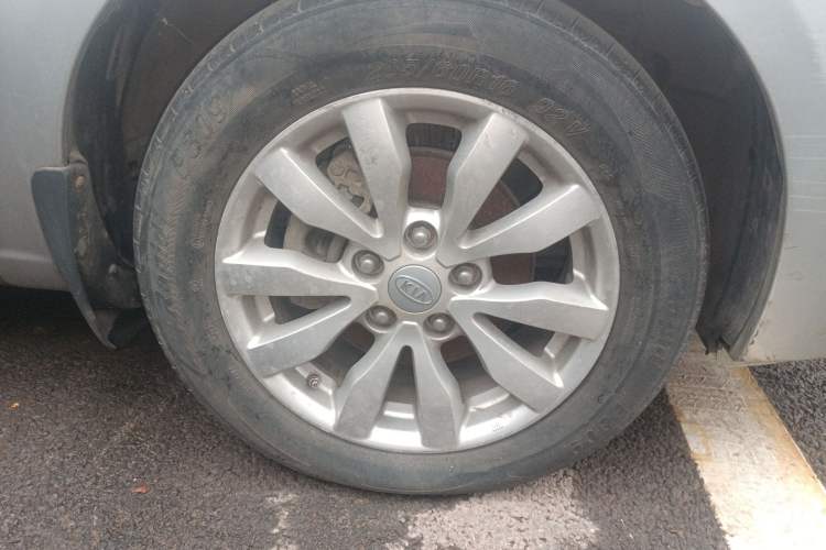 Used Kia 2011 2.0L 7-Seater Automatic Standard Edition Right Front Wheel Hub