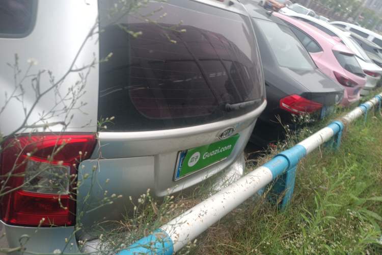 Used Kia 2011 2.0L 7-Seater Automatic Standard Edition Trunk