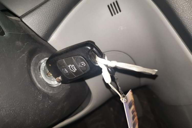 Used Kia 2011 2.0L 7-Seater Automatic Standard Edition Vehicle Key