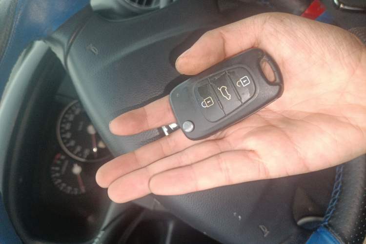 Used Kia 2011 2.0L 7-Seater Automatic Standard Edition Vehicle Key
