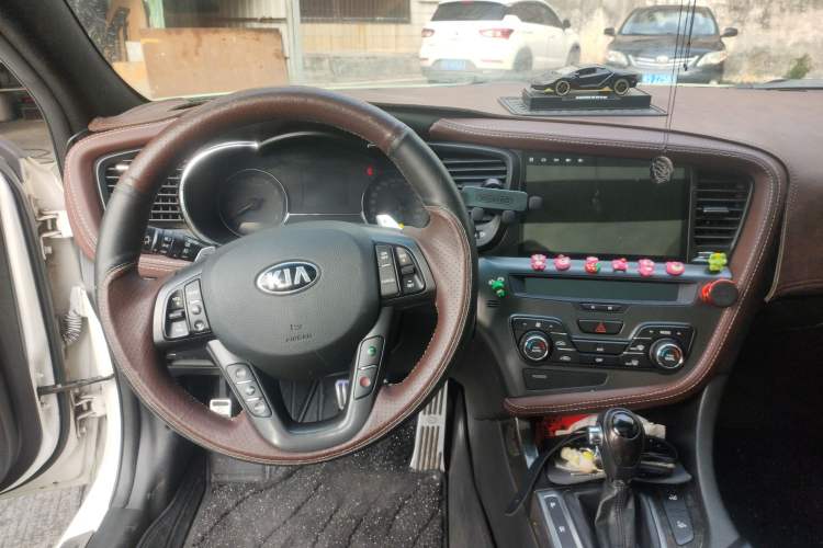 Used Kia 2012 2.0L Automatic DLX Center Console
