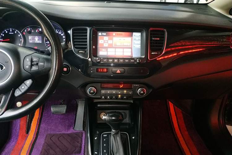 Used Kia 2013 2.0L 7-Seater Automatic Luxury Version China IV Standard Audio And AC Panel