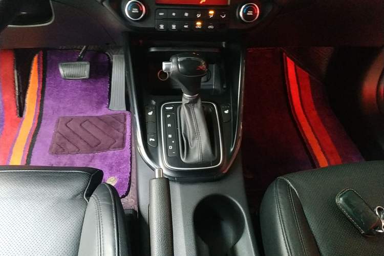 Used Kia 2013 2.0L 7-Seater Automatic Luxury Version China IV Standard Gear Lever