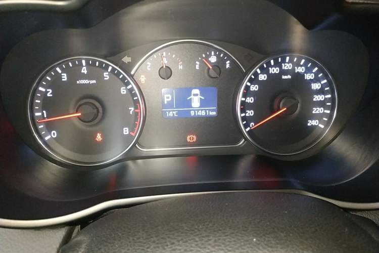 Used Kia 2013 2.0L 7-Seater Automatic Luxury Version China IV Standard Odometer Close Up
