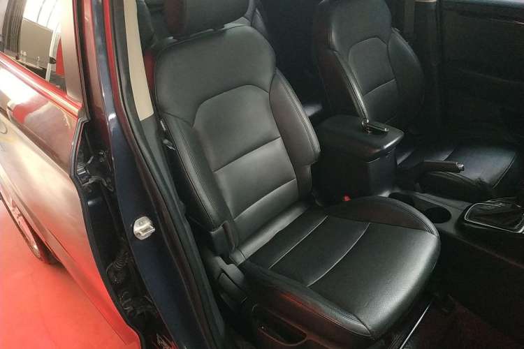 Used Kia 2013 2.0L 7-Seater Automatic Luxury Version China IV Standard Right Front Seat