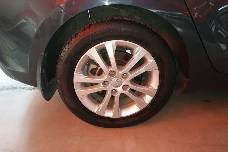 Used Kia 2013 2.0L 7-Seater Automatic Luxury Version China IV Standard Right Rear Wheel Hub