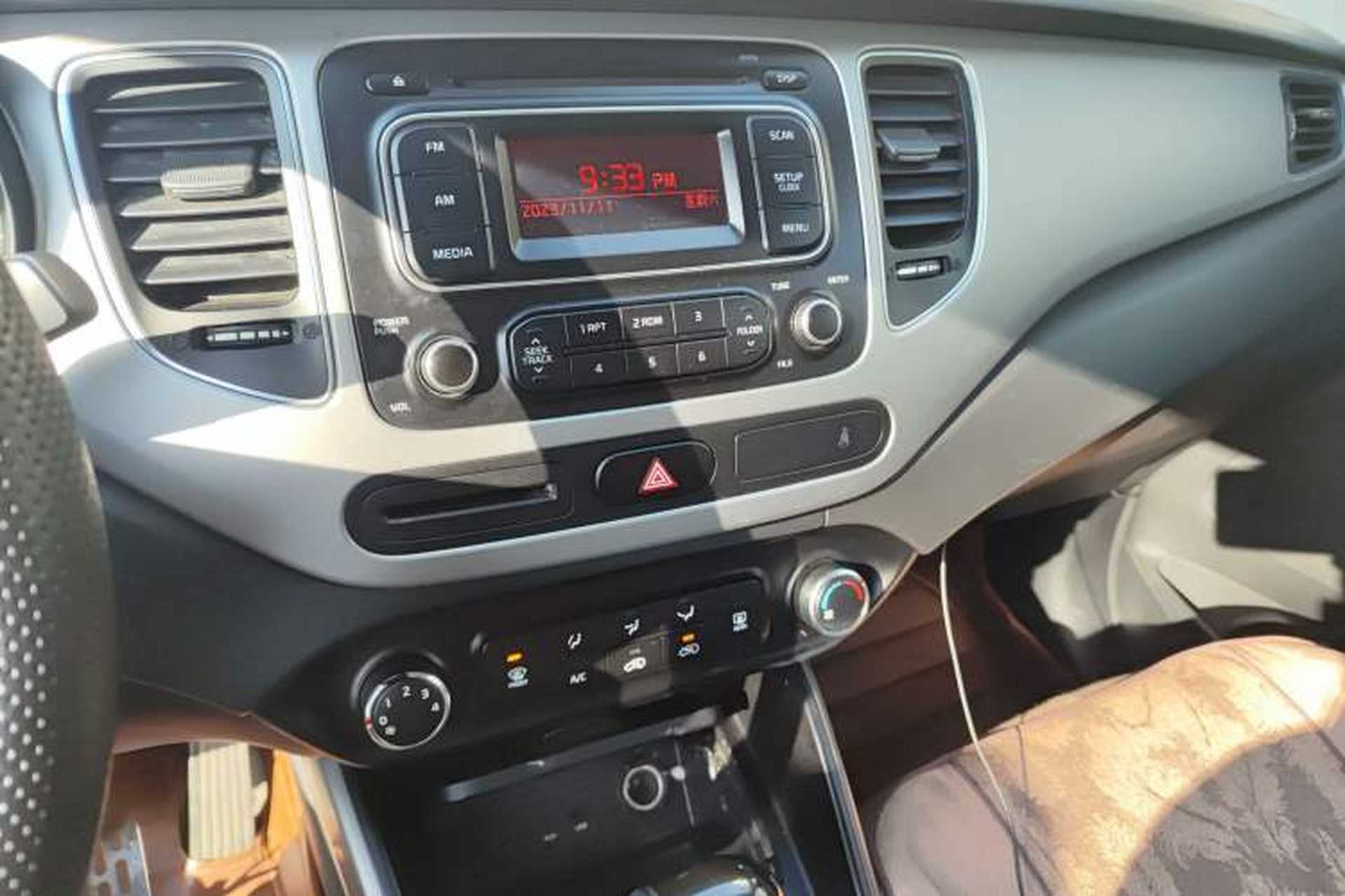Used Kia 2013 2.0L 7-Seater Automatic Standard Version China IV Standard Audio And AC Panel