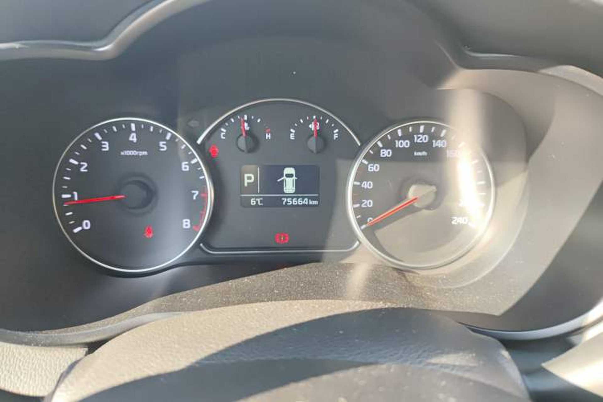 Used Kia 2013 2.0L 7-Seater Automatic Standard Version China IV Standard Odometer Close Up
