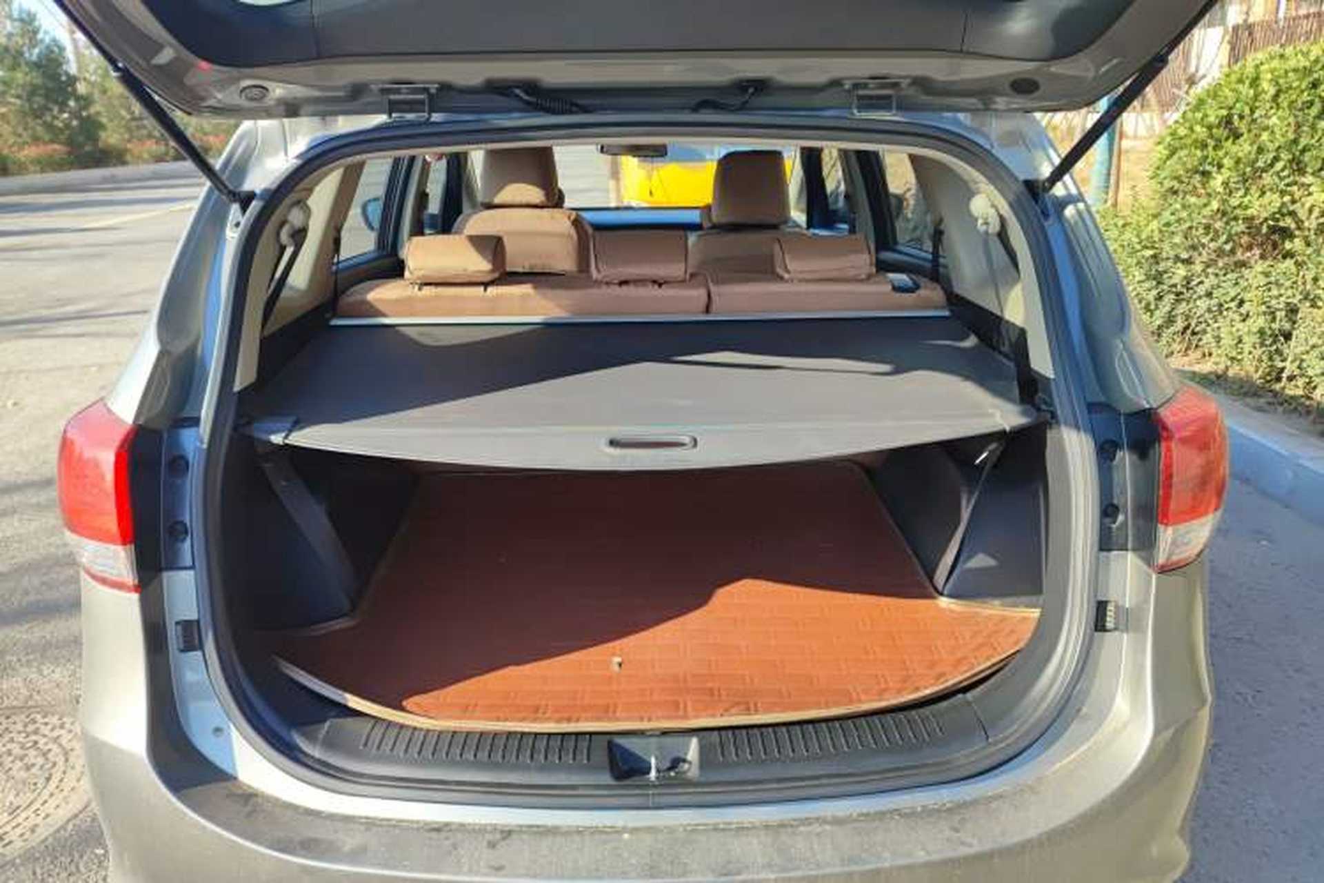 Used Kia 2013 2.0L 7-Seater Automatic Standard Version China IV Standard Trunk
