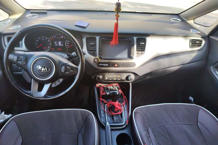 Used Kia 2013 2.0L 7-Seater Automatic Standard Version China IV Standard Center Console