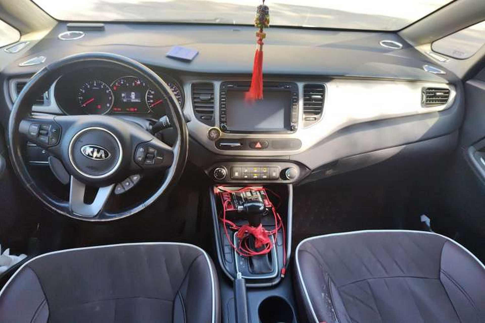 Used Kia 2013 2.0L 7-Seater Automatic Standard Version China IV Standard Center Console