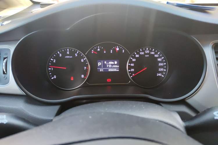 Used Kia 2013 2.0L 7-Seater Automatic Standard Version China IV Standard Odometer Close Up