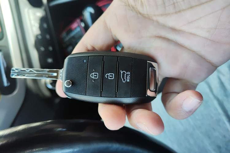 Used Kia 2013 2.0L 7-Seater Automatic Standard Version China IV Standard Vehicle Key