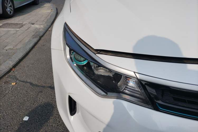 Used Kia 2016 2.0L Hybrid GLS Right Front Headlight