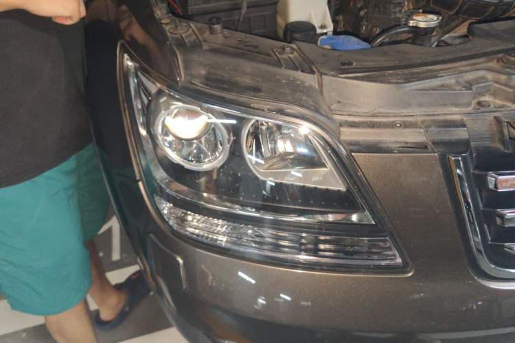 Used Kia Borrego 2013 3.8L Luxury Edition China V standard Right Front Headlight