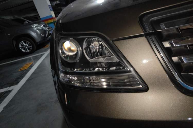 Used Kia Borrego 2013 3.8L Luxury Edition China V standard Right Front Headlight
