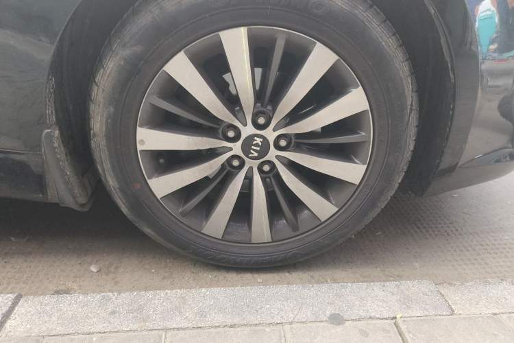 Used Kia Cadenza 2011 2.4L Business Edition Right Front Wheel Hub