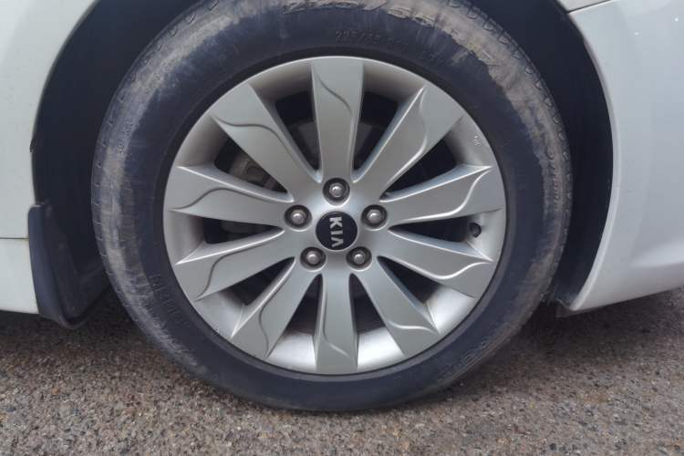 Used Kia Cadenza 2011 2.4L Elite Edition Right Front Wheel Hub