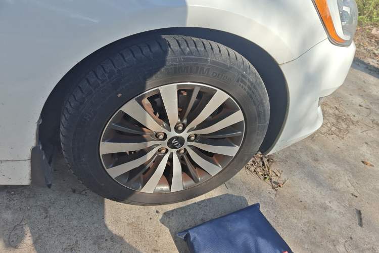 Used Kia Cadenza 2012 2.4L Business Sunroof Version Right Front Wheel Hub