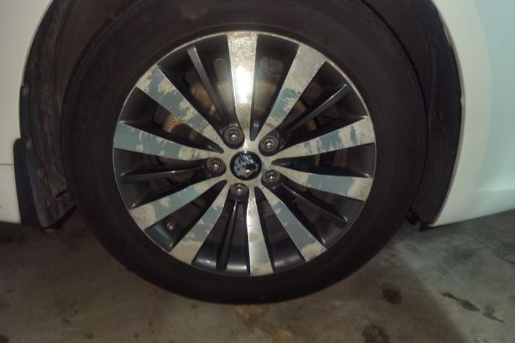 Used Kia Cadenza 2012 2.4L Elite Edition Right Front Wheel Hub