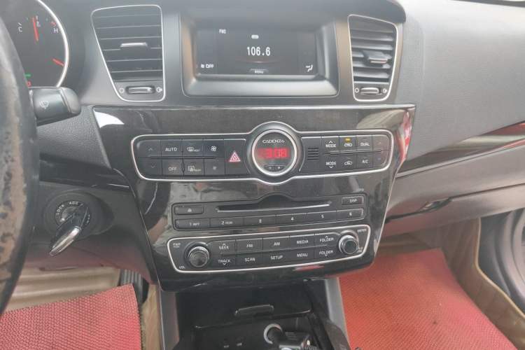 Used Kia Cadenza 2013 2.4L Business Sunroof Version China V Standard Audio And AC Panel
