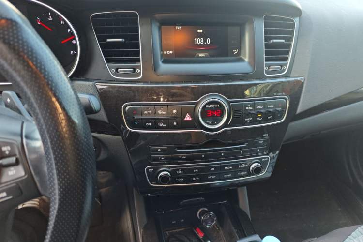 Used Kia Cadenza 2013 2.4L Business Sunroof Version China V Standard Audio And AC Panel