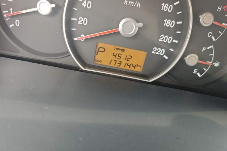 Used Kia Carens 2007 2.0L 7-Seater Standard Edition Odometer Close Up