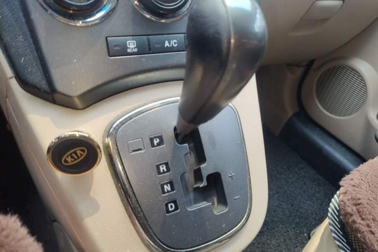 Used Kia Carens 2007 2.0L 7-Seater Standard Edition Gear Lever