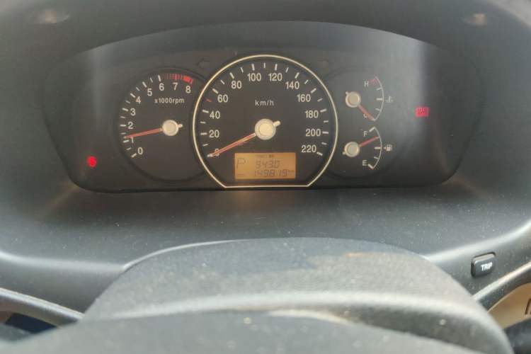 Used Kia Carens 2007 2.0L 7-Seater Standard Edition Odometer Close Up