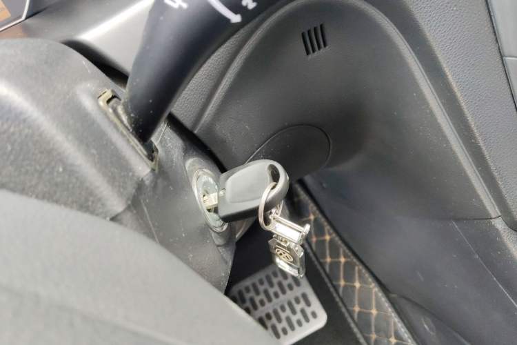 Used Kia Carens 2007 2.0L 7-Seater Comfort Edition Vehicle Key