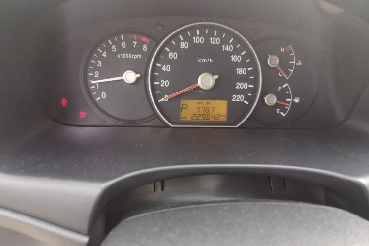Used Kia Carens 2007 2.0L 7-Seater Standard Edition Odometer Close Up