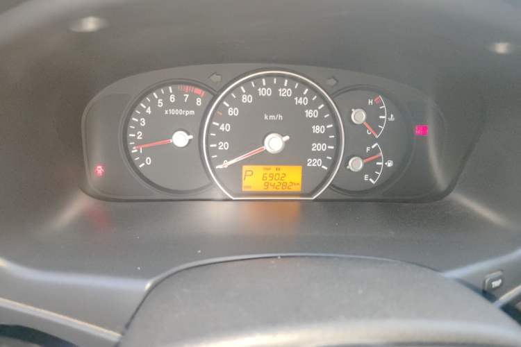 Used Kia Carens 2007 2.0L 5-Seater Comfort Edition Odometer Close Up