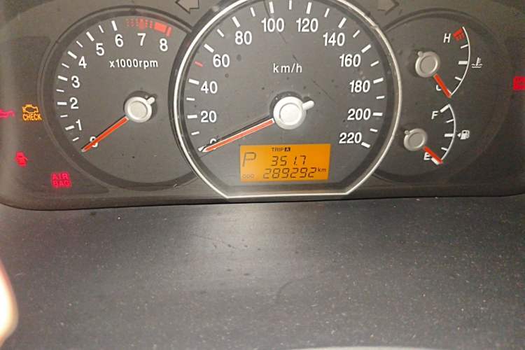 Used Kia Carens 2007 2.0L 5-Seater Luxury Edition Odometer Close Up