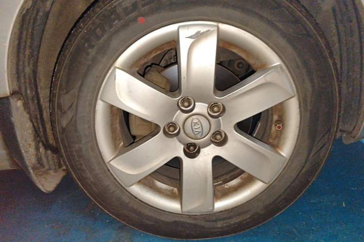 Used Kia Carens 2007 2.0L 5-Seater Luxury Edition Right Front Wheel Hub