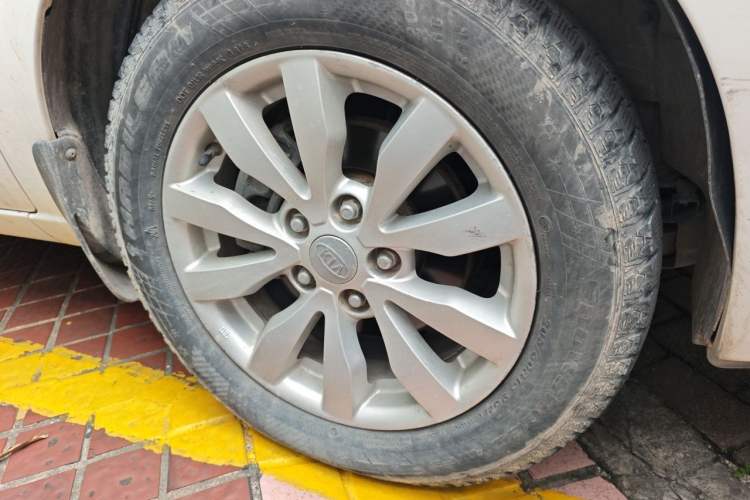 Used Kia Carens 2007 2.0L 7-Seater Standard Edition Right Front Wheel Hub