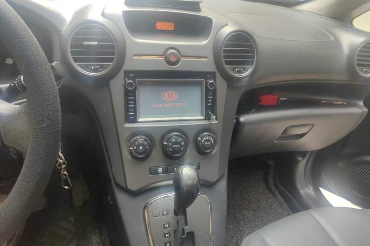 Used Kia Carens 2011 2.0L 7-Seater Automatic Standard Edition Audio And AC Panel