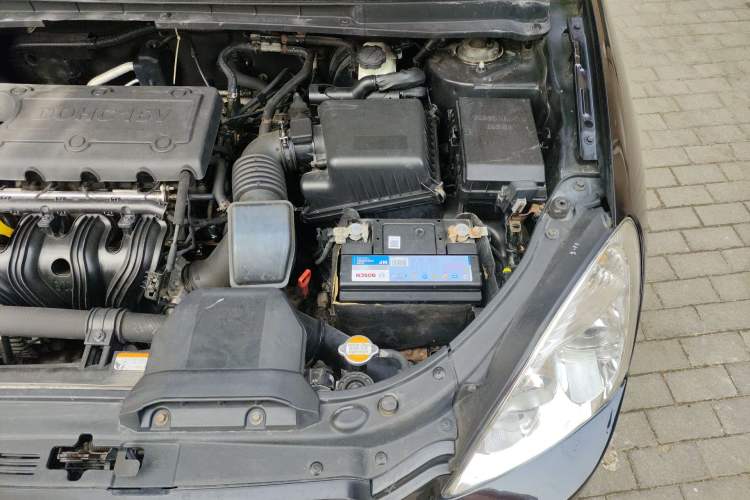 Used Kia Carens 2011 2.0L 7-Seater Automatic Standard Edition Engine Bay Left