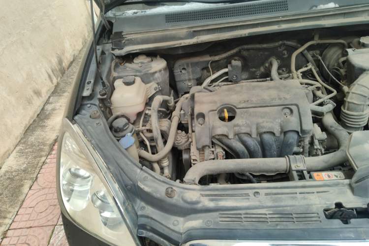 Used Kia Carens 2011 1.6L 5-Seater Manual Luxury Edition Engine Bay Right