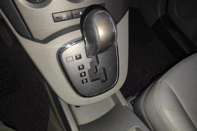 Used Kia Carens 2011 2.0L 7-Seater Automatic Standard Edition Gear Lever