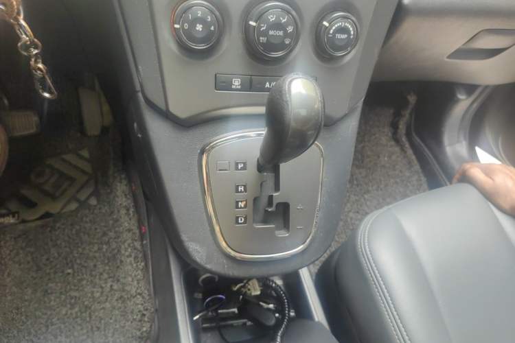 Used Kia Carens 2011 2.0L 7-Seater Automatic Standard Edition Gear Lever