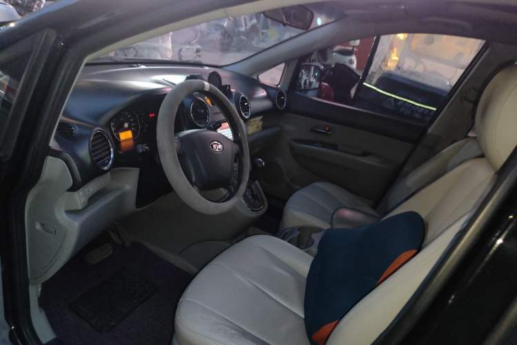 Used Kia Carens 2011 2.0L 7-Seater Automatic Standard Edition Left Front Seat