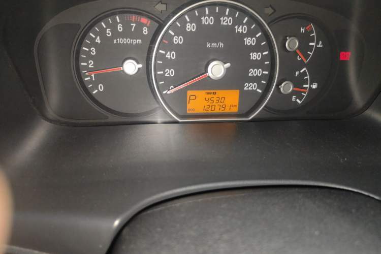 Used Kia Carens 2011 2.0L 7-Seater Automatic Standard Edition Odometer Close Up