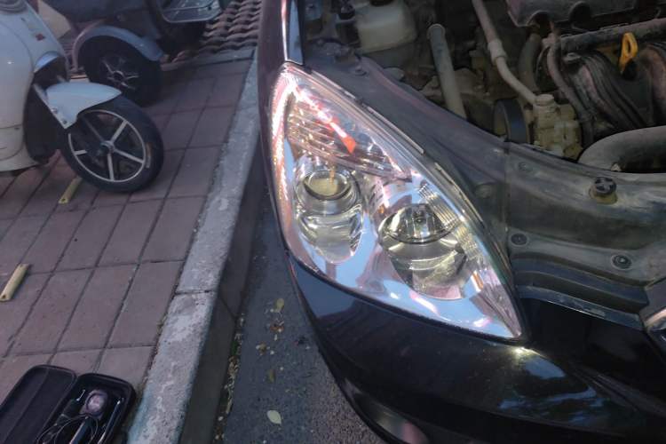 Used Kia Carens 2011 2.0L 7-Seater Automatic Standard Edition Right Front Headlight