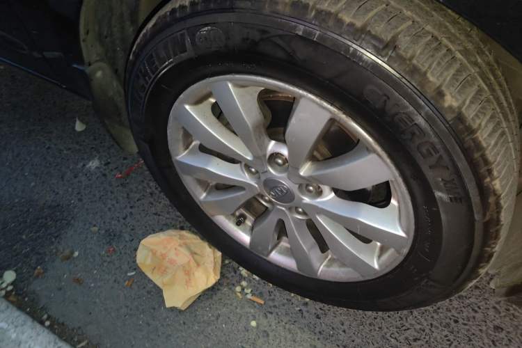 Used Kia Carens 2011 2.0L 7-Seater Automatic Standard Edition Right Front Wheel Hub